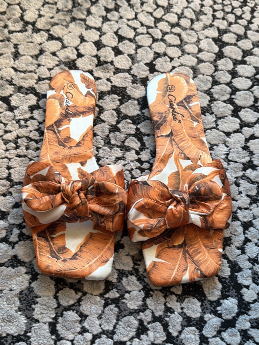 Women’s Bow Slide Sandals in Brown Leaf Print